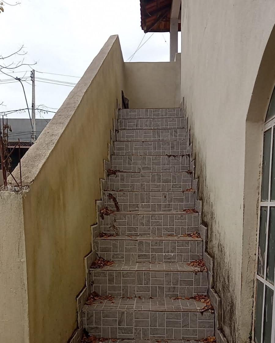 Escada exterior em alvenaria, revestida a cerâmica