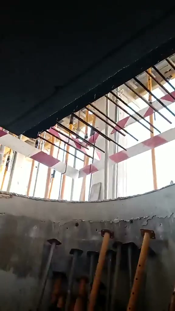 Poço de escada em betão com escoras de obra