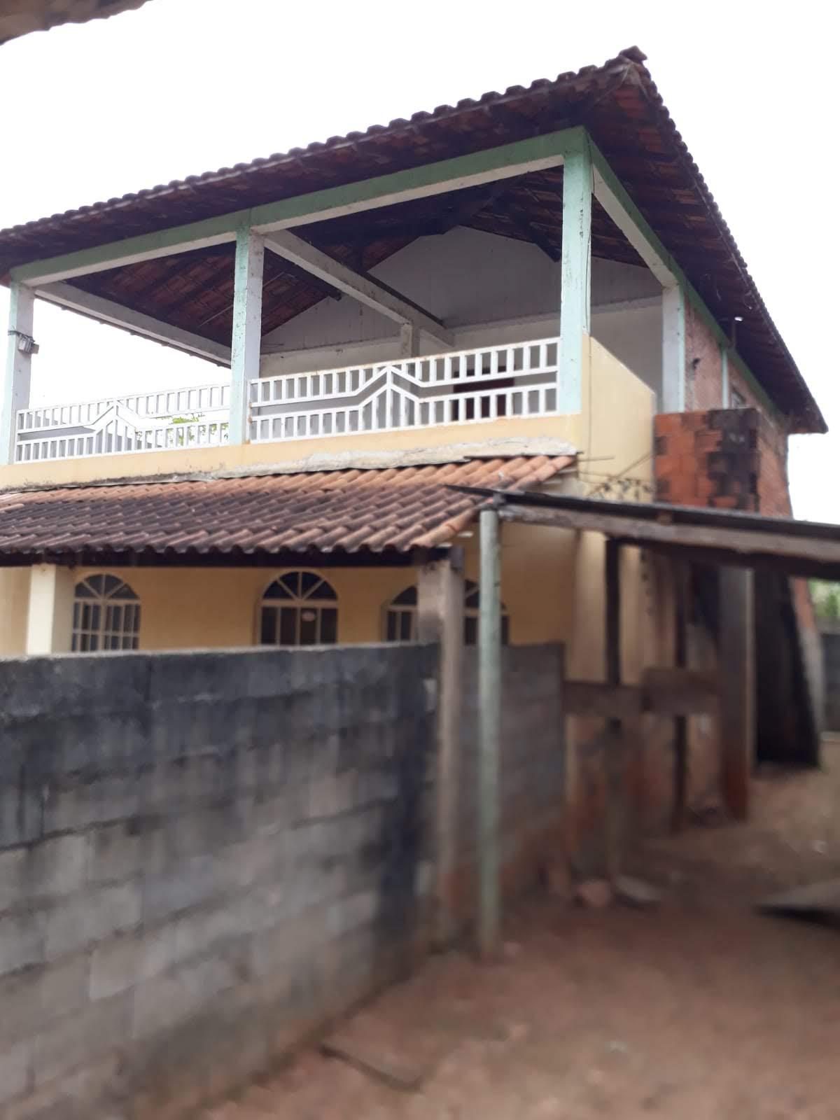 Moradia de dois pisos com varanda e telhado de telha