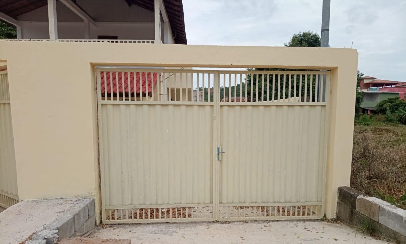 Muro e portão de entrada de uma moradia