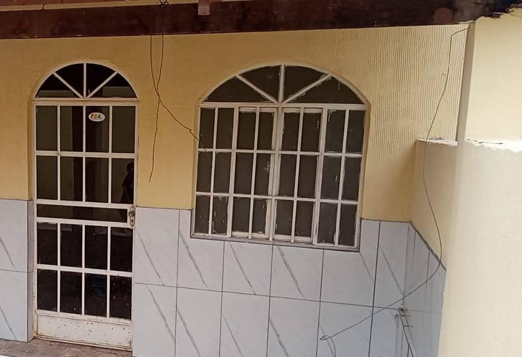 Varanda com janelas em arco e parede revestida a azulejo